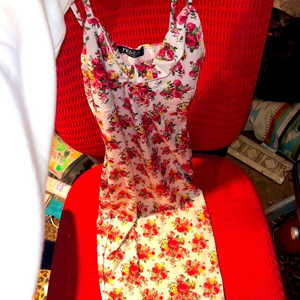 Cute floral dress knee low - never worn size small
